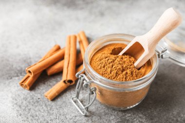 Ahşap kaplamalı tarçın tozu. Fırın, tatlı ve içecekler için baharatlı baharat. Güzel kokulu tarçın. Tarçın çubuğu. Mesaj için yer. Boşluğu kopyala.