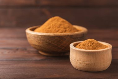 Ahşap kaplamalı tarçın tozu. Fırın, tatlı ve içecekler için baharatlı baharat. Güzel kokulu tarçın. Tarçın çubuğu. Mesaj için yer. Boşluğu kopyala.