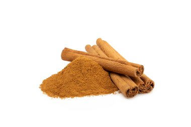 Tarçın tozu beyaz arkaplanda izole edilmiş. Fırın, tatlı ve içecekler için baharatlı baharat. Güzel kokulu tarçın..