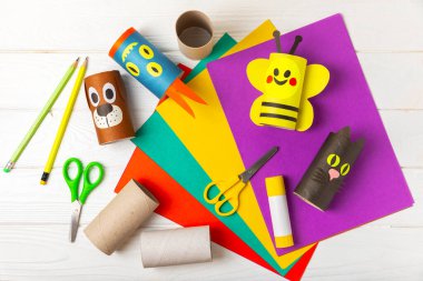 Renkli arka planda tuvalet kağıdı işçiliği. Tuvalet kağıdı rulosundan yapılmış çocuk el sanatları. DIY. El yapımı. Kağıt oyuncaklar. Origami hayvanları. Çocukların eğitici oyunları kavramı. Mesaj için yer. Boşluğu kopyala.