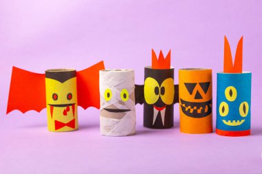 Renkli arka planda tuvalet kağıdı işçiliği. Tuvalet kağıdı rulosundan yapılmış çocuk el sanatları. DIY. El yapımı. Kağıt oyuncaklar. Origami hayvanları. Çocukların eğitici oyunları kavramı. Mesaj için yer. Boşluğu kopyala.