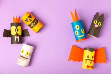 Renkli arka planda tuvalet kağıdı işçiliği. Tuvalet kağıdı rulosundan yapılmış çocuk el sanatları. DIY. El yapımı. Kağıt oyuncaklar. Origami hayvanları. Çocukların eğitici oyunları kavramı. Mesaj için yer. Boşluğu kopyala.