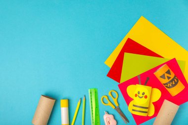 Renkli arka planda tuvalet kağıdı işçiliği. Tuvalet kağıdı rulosundan yapılmış çocuk el sanatları. DIY. El yapımı. Kağıt oyuncaklar. Origami hayvanları. Çocukların eğitici oyunları kavramı. Mesaj için yer. Boşluğu kopyala.