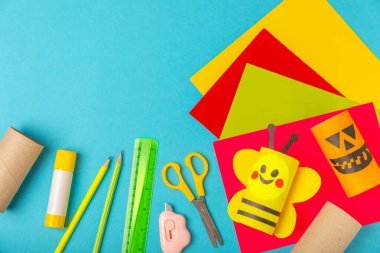 Renkli arka planda tuvalet kağıdı işçiliği. Tuvalet kağıdı rulosundan yapılmış çocuk el sanatları. DIY. El yapımı. Kağıt oyuncaklar. Origami hayvanları. Çocukların eğitici oyunları kavramı. Mesaj için yer. Boşluğu kopyala.