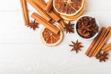 Tarçın çubukları ve anason desenli arka planda. Tarçınlı rulo ve yıldız anason. Fırın, tatlı ve içecekler için baharatlı baharat. Güzel kokulu tarçın. Mesaj için uygun bir yer. Boşluğu kopyala.