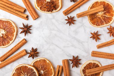Tarçın çubukları ve anason desenli arka planda. Tarçınlı rulo ve yıldız anason. Fırın, tatlı ve içecekler için baharatlı baharat. Güzel kokulu tarçın. Mesaj için uygun bir yer. Boşluğu kopyala.