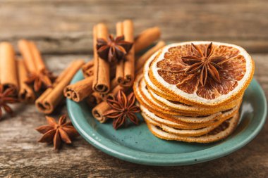 Tarçın çubukları ve anason desenli arka planda. Tarçınlı rulo ve yıldız anason. Fırın, tatlı ve içecekler için baharatlı baharat. Güzel kokulu tarçın. Mesaj için uygun bir yer. Boşluğu kopyala.