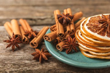 Tarçın çubukları ve anason desenli arka planda. Tarçınlı rulo ve yıldız anason. Fırın, tatlı ve içecekler için baharatlı baharat. Güzel kokulu tarçın. Mesaj için uygun bir yer. Boşluğu kopyala.