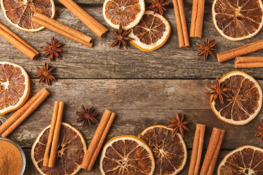 Tarçın çubukları ve anason desenli arka planda. Tarçınlı rulo ve yıldız anason. Fırın, tatlı ve içecekler için baharatlı baharat. Güzel kokulu tarçın. Mesaj için uygun bir yer. Boşluğu kopyala.