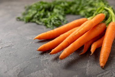 Ahşap kaplamalı havuç. Beyaz arka planda taze ve organik havuçlar. Havuç dilimleri. Vejetaryen. Salata için malzemeler. Mesaj için yer. Uzayı kopyala Düz