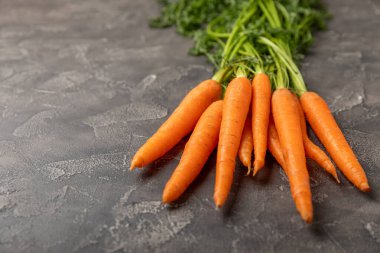 Ahşap kaplamalı havuç. Beyaz arka planda taze ve organik havuçlar. Havuç dilimleri. Vejetaryen. Salata için malzemeler. Mesaj için yer. Uzayı kopyala Düz