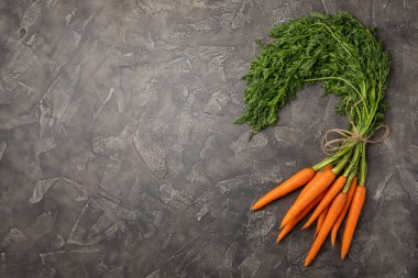 Ahşap kaplamalı havuç. Beyaz arka planda taze ve organik havuçlar. Havuç dilimleri. Vejetaryen. Salata için malzemeler. Mesaj için yer. Uzayı kopyala Düz