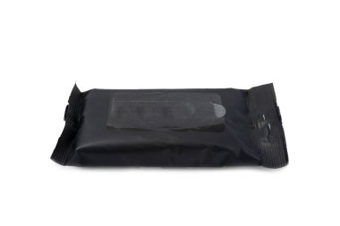 Beyaz arka planda izole edilmiş ıslak mendil paketi. Açık bir el ve vücut mendili paketi. Modelleme. Temiz bir paket ıslak mendil. Mesaj için yer. Tasarım