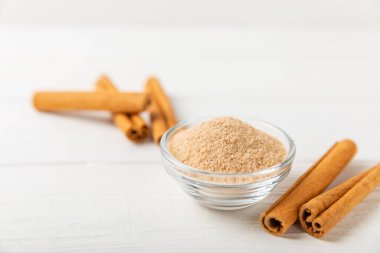 Tarçın şekeri arkaplanda. Arka planda bir kasede ev yapımı tarçın şekeri. Esmer şeker. İçecekler ve pişirme için baharat karışımı. Mesaj için yer. Boşluğu kopyala.