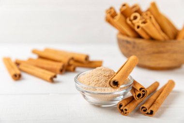 Tarçın şekeri arkaplanda. Arka planda bir kasede ev yapımı tarçın şekeri. Esmer şeker. İçecekler ve pişirme için baharat karışımı. Mesaj için yer. Boşluğu kopyala.