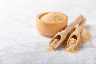 Tarçın şekeri arkaplanda. Arka planda bir kasede ev yapımı tarçın şekeri. Esmer şeker. İçecekler ve pişirme için baharat karışımı. Mesaj için yer. Boşluğu kopyala.