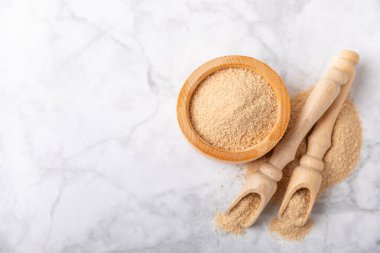 Tarçın şekeri arkaplanda. Arka planda bir kasede ev yapımı tarçın şekeri. Esmer şeker. İçecekler ve pişirme için baharat karışımı. Mesaj için yer. Boşluğu kopyala.