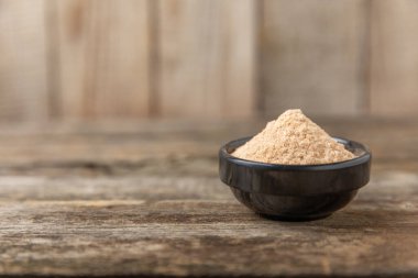 Tarçın şekeri arkaplanda. Arka planda bir kasede ev yapımı tarçın şekeri. Esmer şeker. İçecekler ve pişirme için baharat karışımı. Mesaj için yer. Boşluğu kopyala.