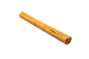 Seylan tarçın. Tarçın çubukları beyaz arka planda izole edilmiş. Tarçın rulosu ve pudra. Fırın, tatlı ve içecekler için baharatlı baharat. Güzel kokulu tarçın. Yakın plan. Mesaj için yer. Boşluğu kopyala