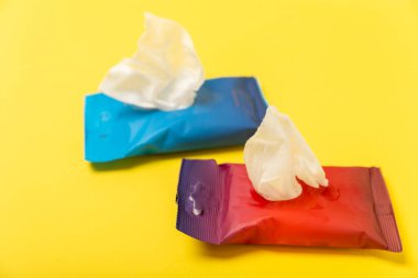 Arka planda ıslak mendil ambalajı. Açık bir el ve vücut mendili paketi. Modelleme. Temiz bir paket ıslak mendil. Tasarım. Mesaj için yer. Boşluğu kopyala.