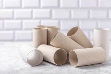 Boş tuvalet kağıdı rulosu. Arka planda tuvalet kağıdı ruloları. Tuvalet kağıdı tüpü. Mesaj için yer. Uzayı kopyala Düz yatıyordu. Çevre dostu yeniden kullanım geri dönüşümü