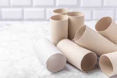 Boş tuvalet kağıdı rulosu. Arka planda tuvalet kağıdı ruloları. Tuvalet kağıdı tüpü. Mesaj için yer. Uzayı kopyala Düz yatıyordu. Çevre dostu yeniden kullanım geri dönüşümü