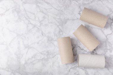 Boş tuvalet kağıdı rulosu. Arka planda tuvalet kağıdı ruloları. Tuvalet kağıdı tüpü. Mesaj için yer. Uzayı kopyala Düz yatıyordu. Çevre dostu yeniden kullanım geri dönüşümü