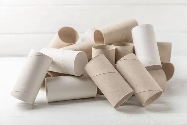 Leere Toilettenpapierrolle Rollen Toilettenpapier Auf Dem Hintergrund Papierschlauch Aus Toilettenpapier Stockfoto