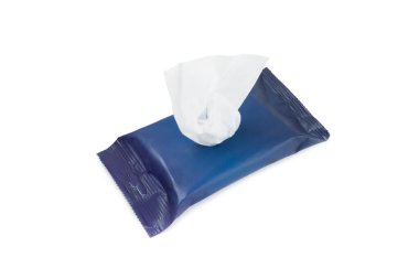 Beyaz arka planda izole edilmiş ıslak mendil paketi. Açık bir el ve vücut mendili paketi. Modelleme. Temiz bir paket ıslak mendil. Mesaj için yer. Tasarım