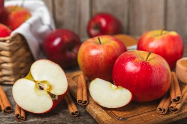 Tarçınlı elmalar ahşap kaplamalı. Tarçın çubukları ve yıldız anason ile kokulu kırmızı elmalar. Baharatlı elma dilimleri. Mesaj için yer. Uzayı kopyala Hasat. Meyveler. Vejetaryen.