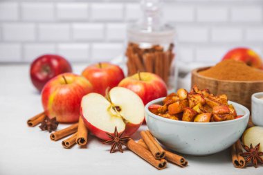 Tarçınlı elmalar ahşap kaplamalı. Tarçın çubukları ve yıldız anason ile kokulu kırmızı elmalar. Baharatlı elma dilimleri. Mesaj için yer. Uzayı kopyala Hasat. Meyveler. Vejetaryen.