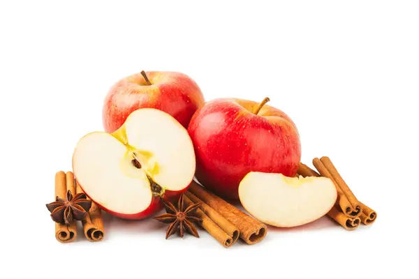 Jabłka Cynamonem Wyizolowane Białym Tle Pachnące Czerwone Przyprawione Jabłka Kijami Zdjęcie Stockowe