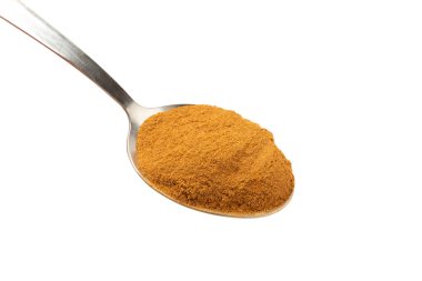 Tarçın tozu beyaz arkaplanda izole edilmiş. Fırın, tatlı ve içecekler için baharatlı baharat. Güzel kokulu tarçın..