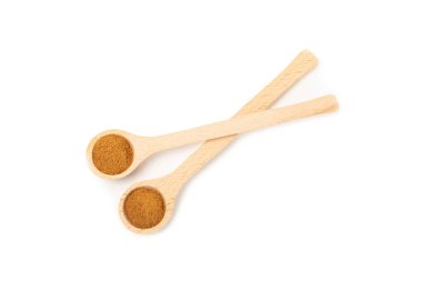 Tarçın tozu beyaz arkaplanda izole edilmiş. Fırın, tatlı ve içecekler için baharatlı baharat. Güzel kokulu tarçın..