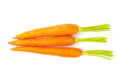 Beyaz arka planda izole edilmiş havuç. Beyaz arka planda taze ve organik havuçlar. Havuç dilimleri. Vejetaryen.