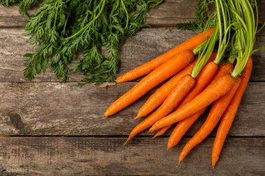 Ahşap kaplamalı havuç. Beyaz arka planda taze ve organik havuçlar. Havuç dilimleri. Vejetaryen. Salata için malzemeler. Mesaj için yer. Uzayı kopyala Düz