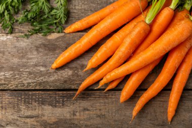 Ahşap kaplamalı havuç. Beyaz arka planda taze ve organik havuçlar. Havuç dilimleri. Vejetaryen. Salata için malzemeler. Mesaj için yer. Uzayı kopyala Düz