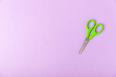 Renkli bir arka planda parlak çocuk makası. Kırtasiye malzemeleri. Okul için mallar. Mesaj için yer. Boşluğu kopyala. Üst görünüm