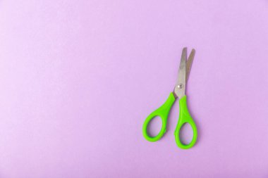 Renkli bir arka planda parlak çocuk makası. Kırtasiye malzemeleri. Okul için mallar. Mesaj için yer. Boşluğu kopyala. Üst görünüm