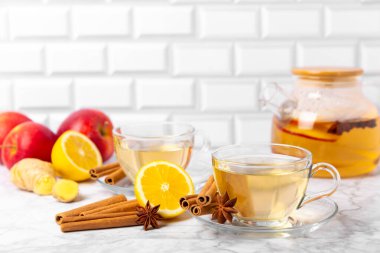 Tarçın sopasıyla kokulu sıcak çay ve ahşap bir arka planda anason. Ballı, limonlu, naneli ve elmalı bir fincan sıcak çay. Baharatlı baharatlı çay. Dokunulmazlık çayı. Sağlık kavramı. Boşluğu kopyala.