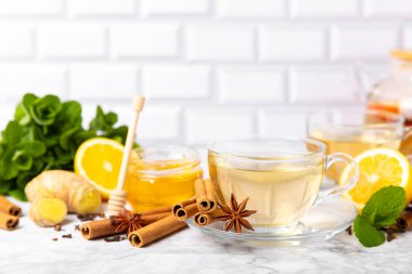 Tarçın sopasıyla kokulu sıcak çay ve ahşap bir arka planda anason. Ballı, limonlu, naneli ve elmalı bir fincan sıcak çay. Baharatlı baharatlı çay. Dokunulmazlık çayı. Sağlık kavramı. Boşluğu kopyala.