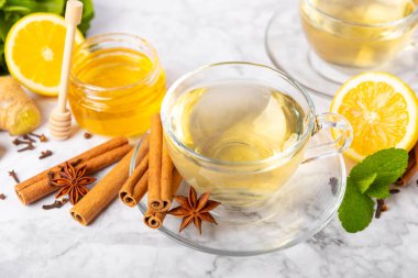 Tarçın sopasıyla kokulu sıcak çay ve ahşap bir arka planda anason. Ballı, limonlu, naneli ve elmalı bir fincan sıcak çay. Baharatlı baharatlı çay. Dokunulmazlık çayı. Sağlık kavramı. Boşluğu kopyala.