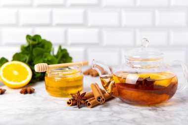 Tarçın sopasıyla kokulu sıcak çay ve ahşap bir arka planda anason. Ballı, limonlu, naneli ve elmalı çay demleyen bir çaydanlık. Baharatlı baharatlı çay. Dokunulmazlık çayı. Sağlık kavramı.