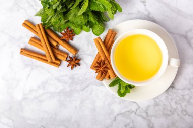 Tarçın sopasıyla kokulu sıcak çay ve ahşap bir arka planda anason. Ballı, limonlu, naneli ve elmalı bir fincan sıcak çay. Baharatlı baharatlı çay. Dokunulmazlık çayı. Sağlık kavramı. Boşluğu kopyala.