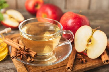 Tarçın sopasıyla kokulu sıcak çay ve ahşap bir arka planda anason. Ballı, limonlu, naneli ve elmalı bir fincan sıcak çay. Baharatlı baharatlı çay. Dokunulmazlık çayı. Sağlık kavramı. Boşluğu kopyala.