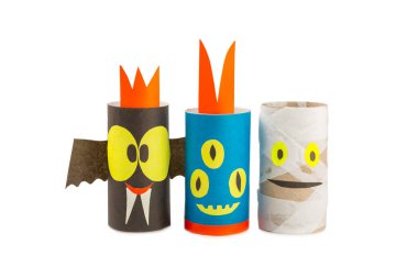 Tuvalet kağıtları beyaz arka planda izole edilmiş. Tuvalet kağıdı rulosundan yapılmış çocuk el sanatları. DIY. El yapımı. Kağıt canavarı oyuncakları. Origami hayvanları. Çocuk eğitim oyunları kavramı.