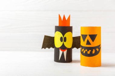 Renkli arka planda tuvalet kağıdı işçiliği. Tuvalet kağıdı rulosundan yapılmış çocuk el sanatları. DIY. El yapımı. Kağıt oyuncaklar. Origami hayvanları. Çocukların eğitici oyunları kavramı. Mesaj için yer. Boşluğu kopyala.