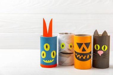 Renkli arka planda tuvalet kağıdı işçiliği. Tuvalet kağıdı rulosundan yapılmış çocuk el sanatları. DIY. El yapımı. Kağıt oyuncaklar. Origami hayvanları. Çocukların eğitici oyunları kavramı. Mesaj için yer. Boşluğu kopyala.