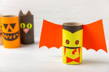 Renkli arka planda tuvalet kağıdı işçiliği. Tuvalet kağıdı rulosundan yapılmış çocuk el sanatları. DIY. El yapımı. Kağıt oyuncaklar. Origami hayvanları. Çocukların eğitici oyunları kavramı. Mesaj için yer. Boşluğu kopyala.