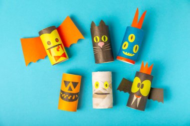 Renkli arka planda tuvalet kağıdı işçiliği. Tuvalet kağıdı rulosundan yapılmış çocuk el sanatları. DIY. El yapımı. Kağıt oyuncaklar. Origami hayvanları. Çocukların eğitici oyunları kavramı. Mesaj için yer. Boşluğu kopyala.